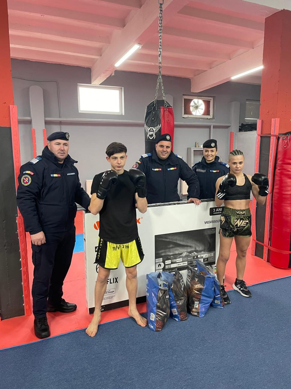 Pentru doi frați din Craiova, sala de kickboxing a devenit familie. Jandarmii le-au făcut copiilor o surpriză de Crăciun 807022