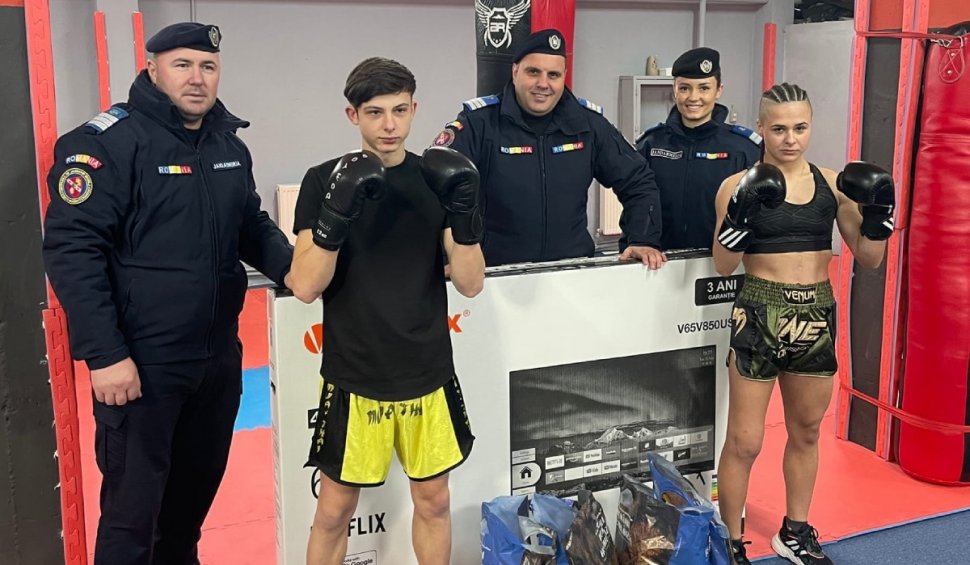 Pentru doi frați din Craiova, sala de kickboxing a devenit familie. Jandarmii le-au făcut copiilor o surpriză de Crăciun