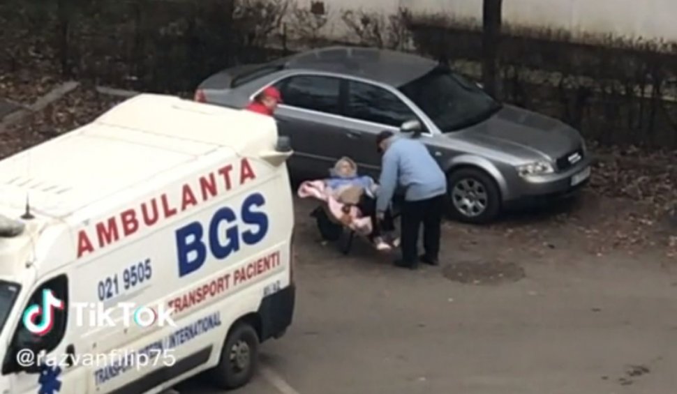 Femeie cărată cu roaba până la ambulanţă, în Iași. Imaginile au ajuns virale: "Măcar e tracțiune spate"