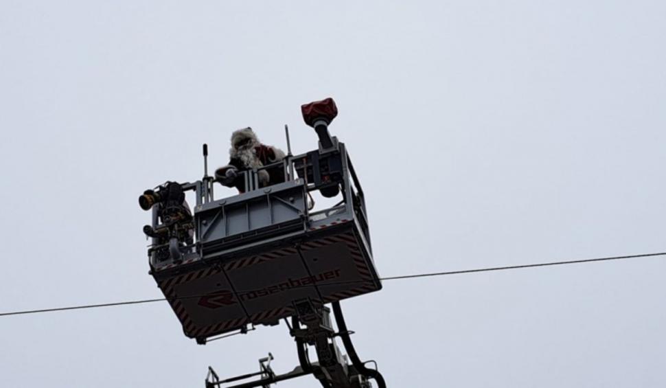 Moș Crăciun, imobilizat pe acoperișul unei clădiri. Pompierii din Galați l-au salvat: ”Noroc cu băieții ăștia” 807104