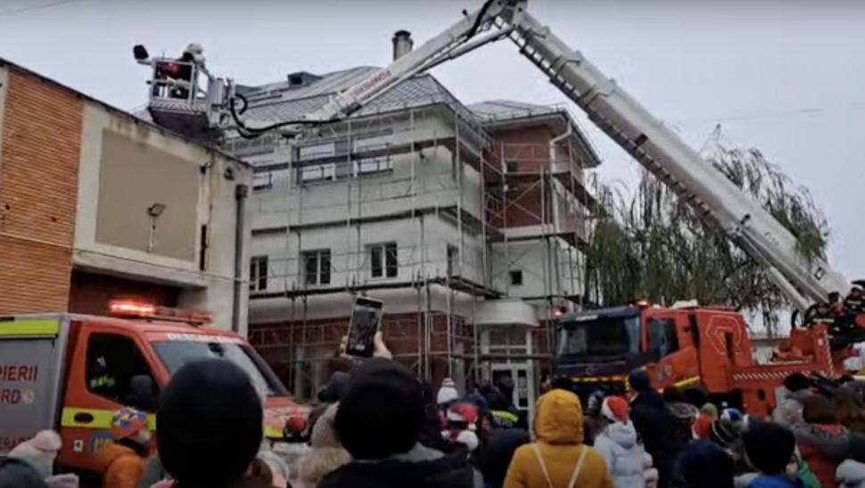 Moș Crăciun, imobilizat pe acoperișul unei clădiri. Pompierii din Galați l-au salvat: ”Noroc cu băieții ăștia” 807105
