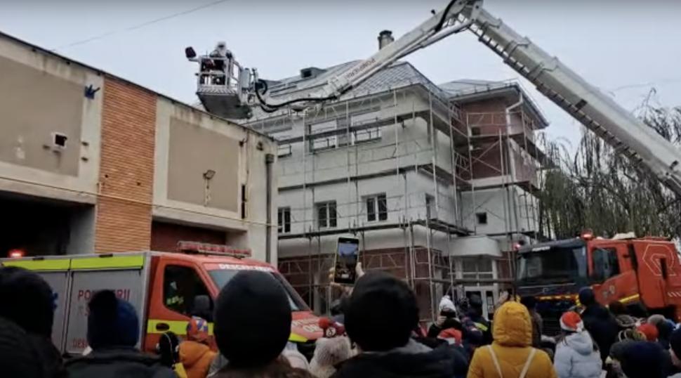 Moș Crăciun, imobilizat pe acoperișul unei clădiri. Pompierii din Galați l-au salvat: ”Noroc cu băieții ăștia” 807106