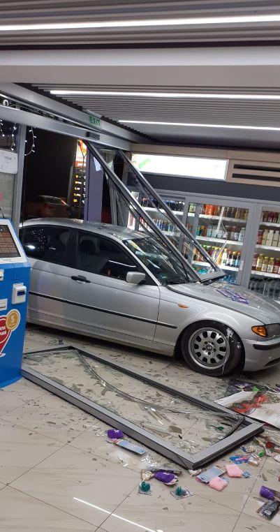 Un șofer de BMW s-a îmbătat și a intrat cu mașina într-o stație PECO 807004