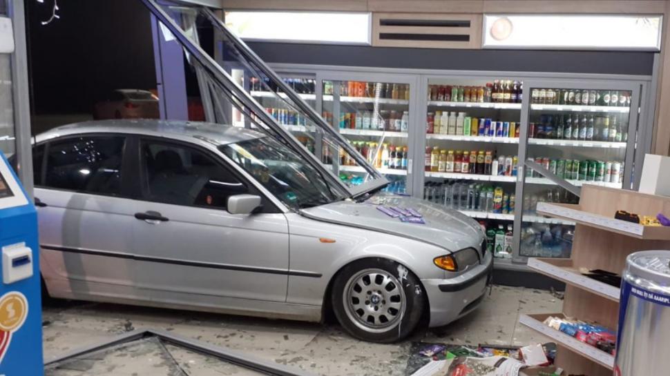 Un șofer de BMW s-a îmbătat și a intrat cu mașina într-o stație PECO 807006