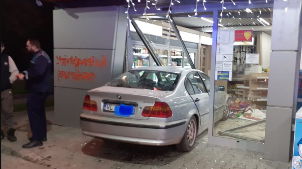 Un șofer de BMW s-a îmbătat și a intrat cu mașina într-o stație PECO