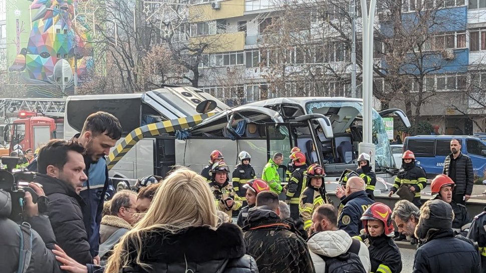 Accident grav la intrarea în Pasajul Unirii! Un autocar plin cu adolescenți a fost strivit de limitatorul de înălțime| Circulația este blocată