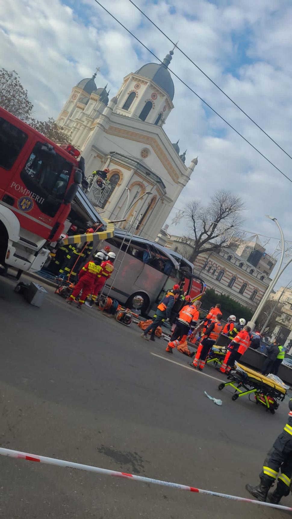 Accident grav la intrarea în Pasajul Unirii! Un autocar plin cu adolescenți a fost strivit de limitatorul de înălțime| Circulația este blocată 807271