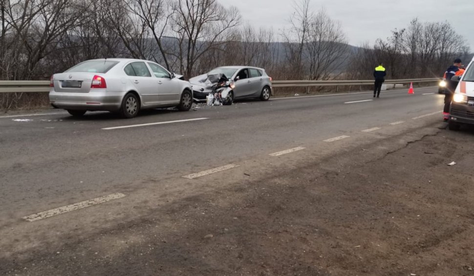 Șase persoane, între care 3 copii, rănite într-un accident din cauza unei depășiri riscante în Sibiu