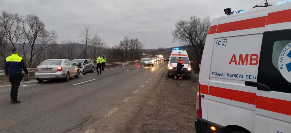 Șase persoane, între care 3 copii, rănite într-un accident din cauza unei depășiri riscante în Sibiu 807383