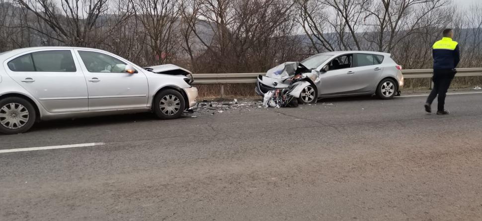 Șase persoane, între care 3 copii, rănite într-un accident din cauza unei depășiri riscante în Sibiu 807385