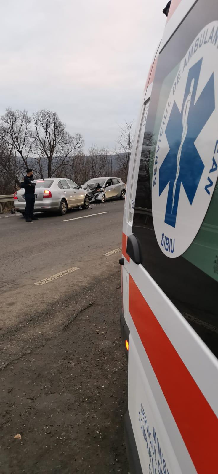 Șase persoane, între care 3 copii, rănite într-un accident din cauza unei depășiri riscante în Sibiu 807386