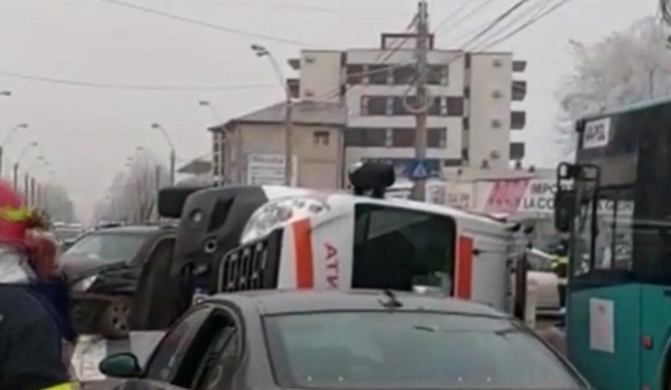 O ambulanţă care transporta un pacient s-a răsturnat pe o stradă din Galaţi. Circulaţie blocată 807323