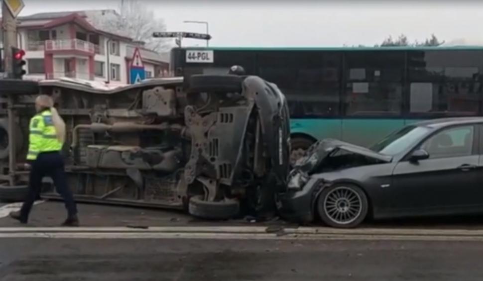 O ambulanţă care transporta un pacient s-a răsturnat pe o stradă din Galaţi. Circulaţie blocată 807324