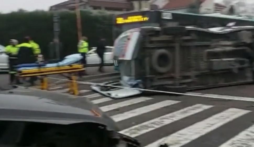 O ambulanţă care transporta un pacient s-a răsturnat pe o stradă din Galaţi. Circulaţie blocată 807325