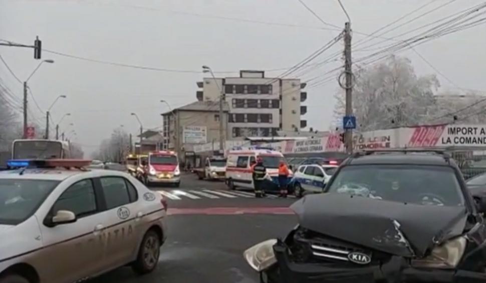 O ambulanţă care transporta un pacient s-a răsturnat pe o stradă din Galaţi. Circulaţie blocată 807326