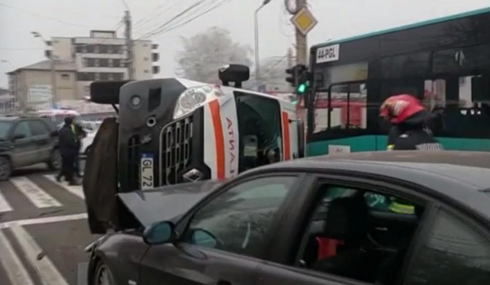 O ambulanţă care transporta un pacient s-a răsturnat pe o stradă din Galaţi. Circulaţie blocată 807327