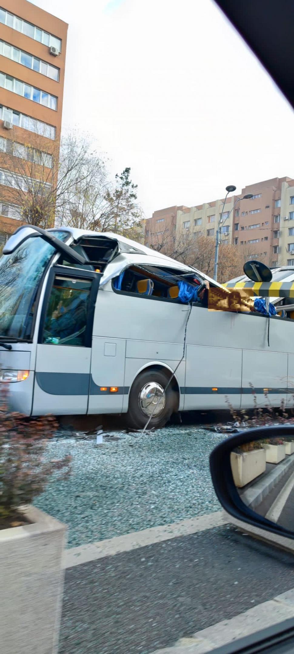 Bilanţul accidentului de la Pasajul Unirii. Un mort şi 22 răniţi, după ce autocarul s-a izbit de limitatorul de înălţime 807278