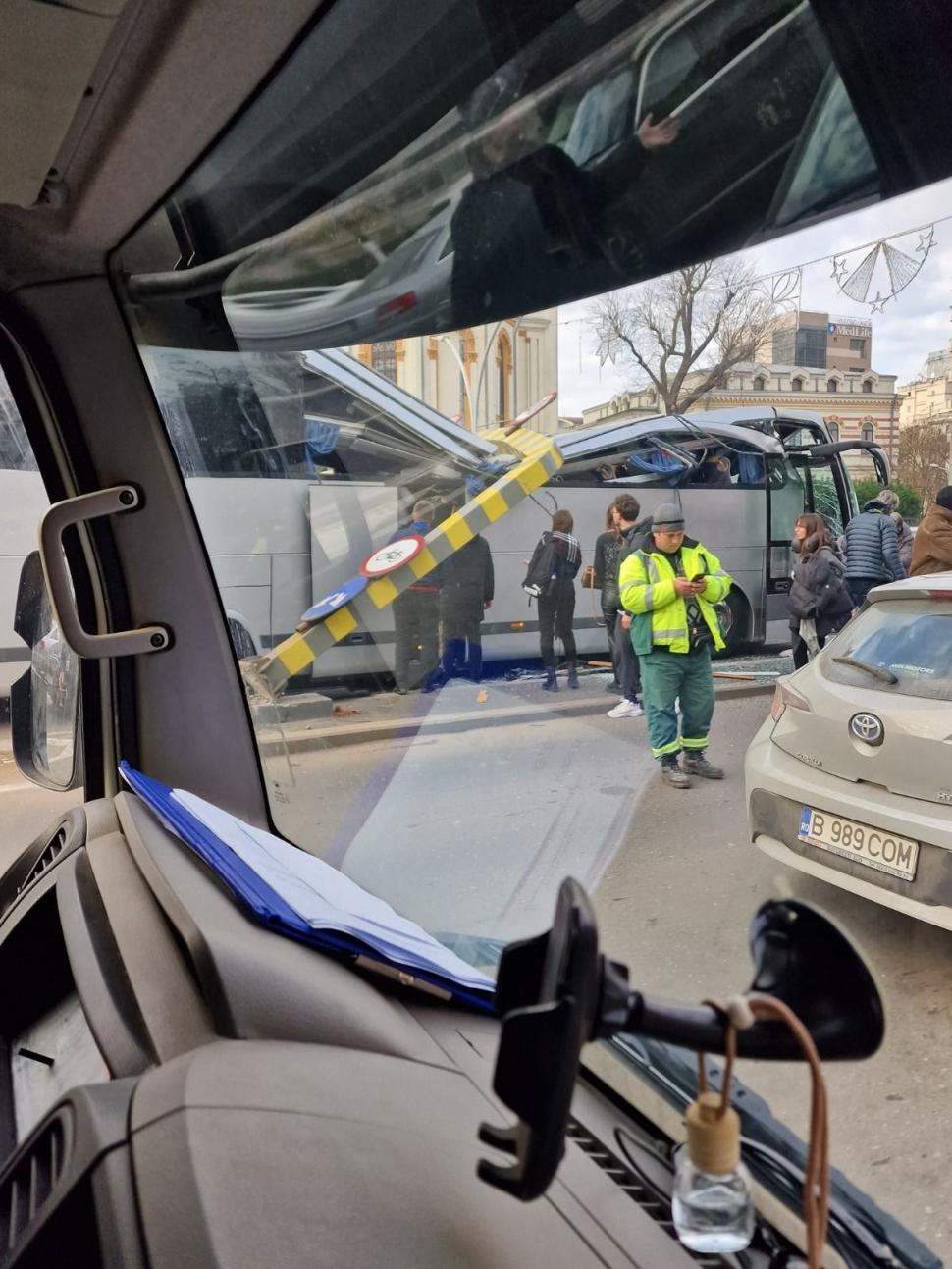 Bilanţul accidentului de la Pasajul Unirii. Un mort şi 22 răniţi, după ce autocarul s-a izbit de limitatorul de înălţime 807279