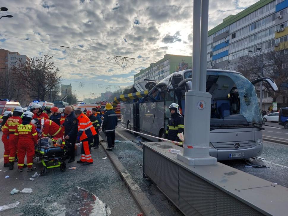 Bilanţul accidentului de la Pasajul Unirii. Un mort şi 22 răniţi, după ce autocarul s-a izbit de limitatorul de înălţime 807281