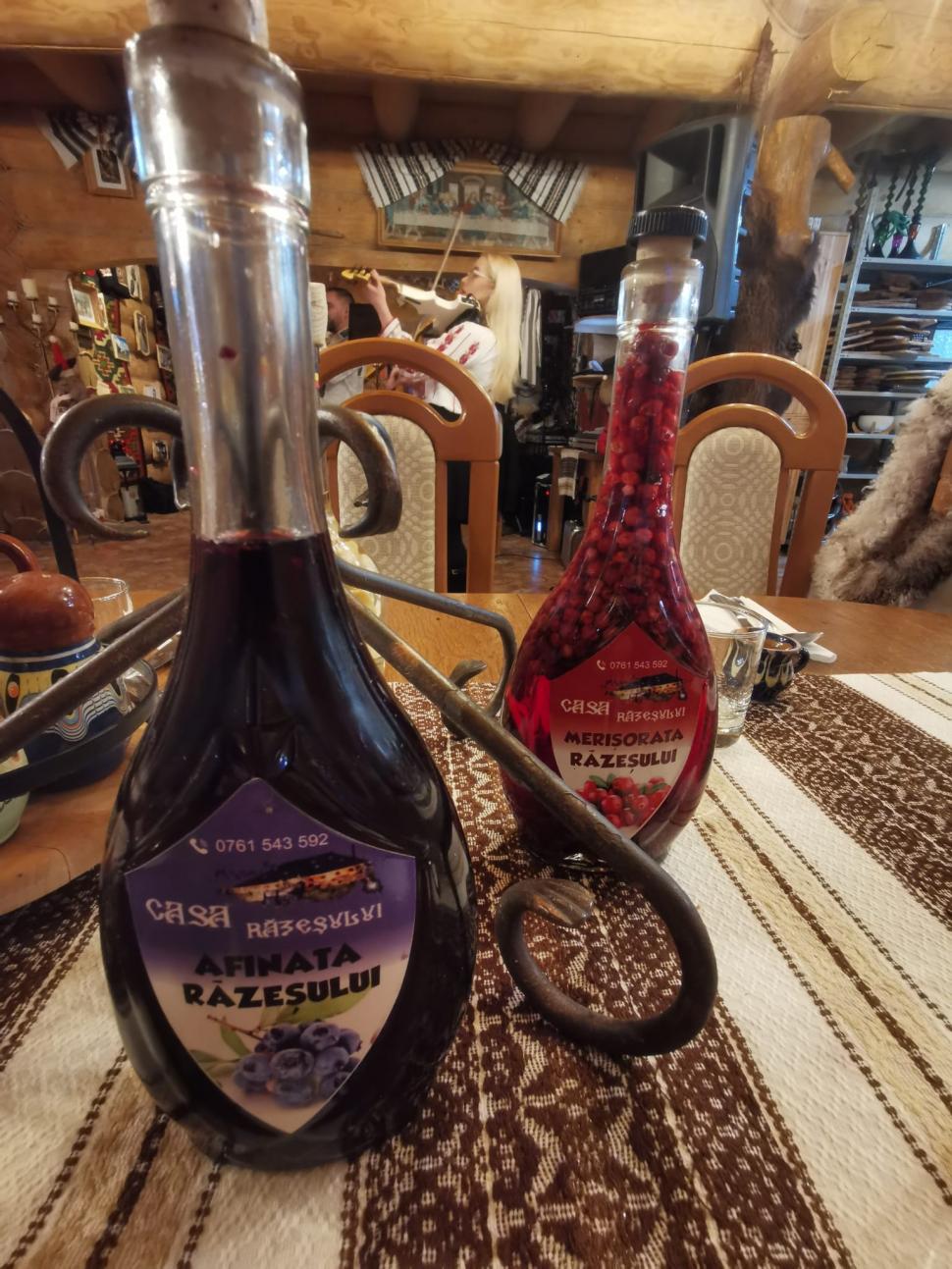 Cum petrec turiştii în Bucovina şi Maramureş de Sărbători. Imagini cu colinde şi petreceri de pomină 807374