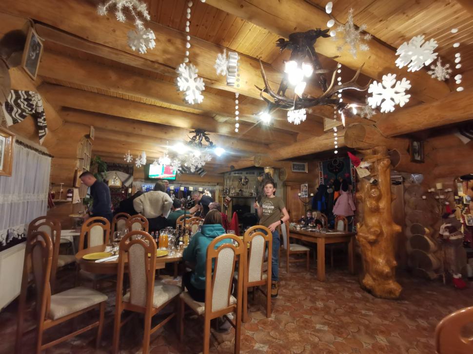 Cum petrec turiştii în Bucovina şi Maramureş de Sărbători. Imagini cu colinde şi petreceri de pomină 807375