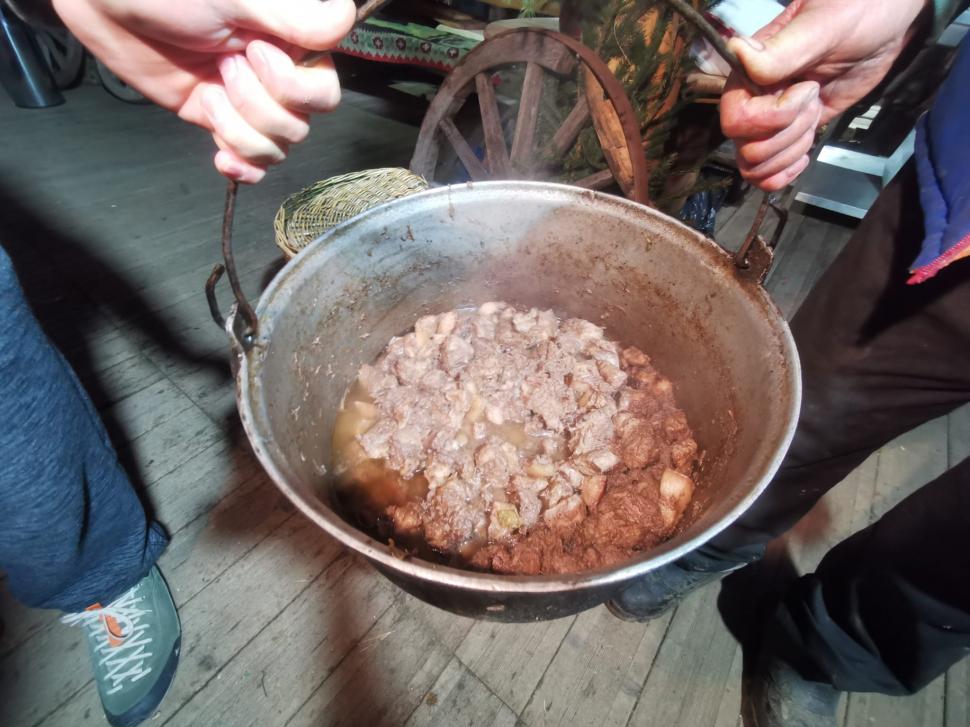Cum petrec turiştii în Bucovina şi Maramureş de Sărbători. Imagini cu colinde şi petreceri de pomină 807376