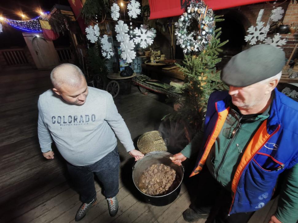 Cum petrec turiştii în Bucovina şi Maramureş de Sărbători. Imagini cu colinde şi petreceri de pomină 807377