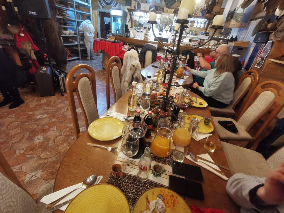 Cum petrec turiştii în Bucovina şi Maramureş de Sărbători. Imagini cu colinde şi petreceri de pomină 807378