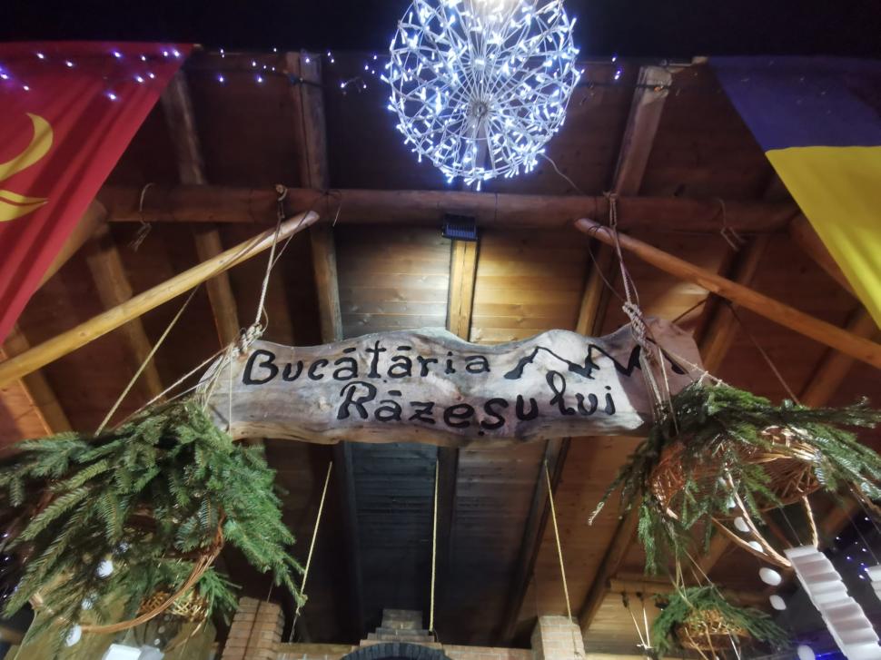 Cum petrec turiştii în Bucovina şi Maramureş de Sărbători. Imagini cu colinde şi petreceri de pomină 807379