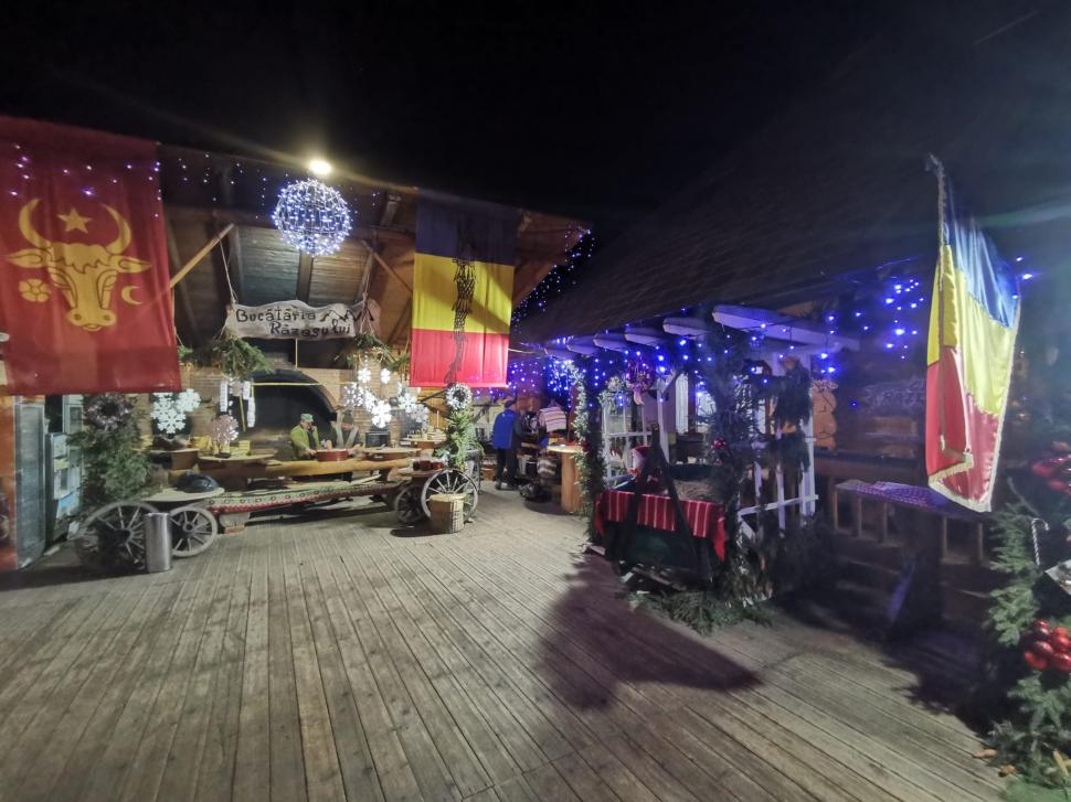 Cum petrec turiştii în Bucovina şi Maramureş de Sărbători. Imagini cu colinde şi petreceri de pomină 807380