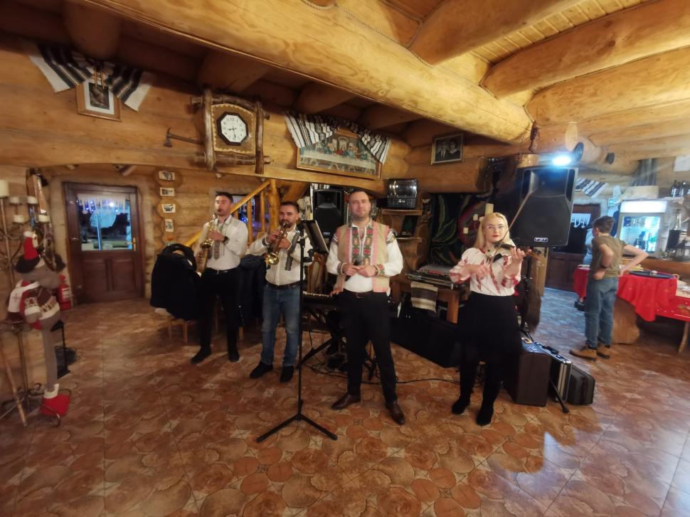 Cum petrec turiştii în Bucovina şi Maramureş de Sărbători. Imagini cu colinde şi petreceri de pomină 807381