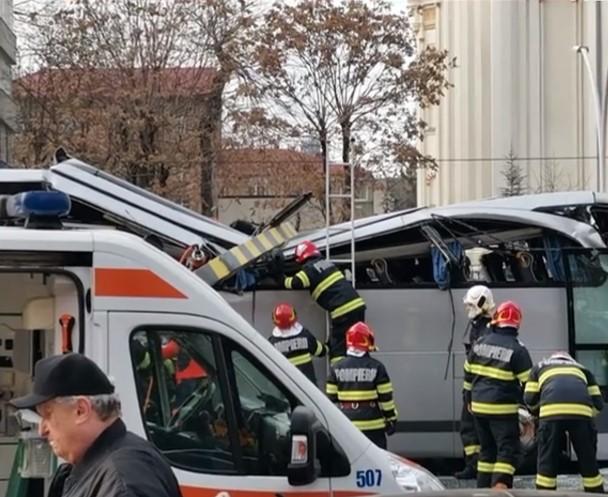 Detalii de la intervenţia de salvare a pasagerilor din accidentul de la Pasajul Unirii. Bilanțul victimelor: Un mort şi 22 răniţi 807356