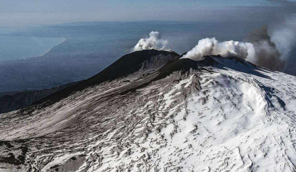 Imagini rare cu vulcanul Etna care erupe în plină iarnă. Momentul este inedit 807389