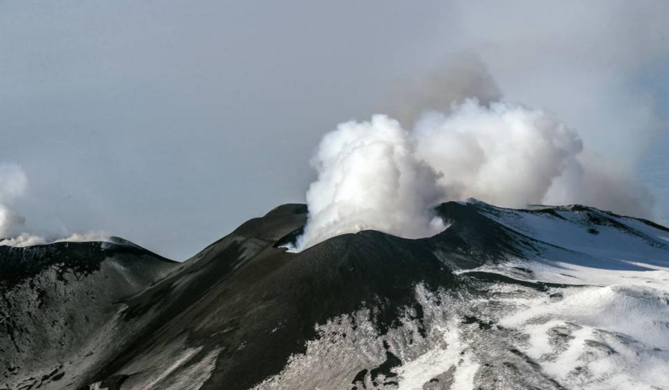 Imagini rare cu vulcanul Etna care erupe în plină iarnă. Momentul este inedit 807390