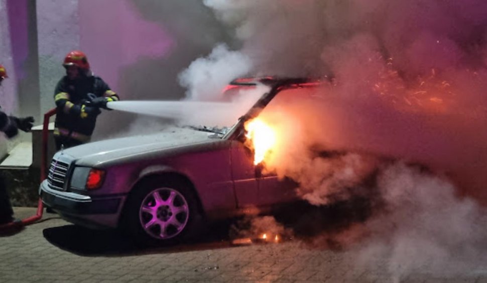 Maşina unui preot paroh a fost incendiată chiar în curtea bisericii, la Rădăuți