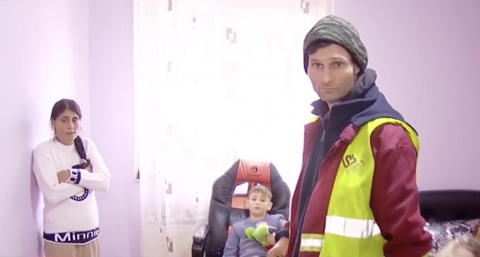 Povestea emoționantă a tatălui care nu a intrat la serbare din cauza hainelor pe care le purta: ”Să ajute și pe alții mai amărâți decât mine” 807394