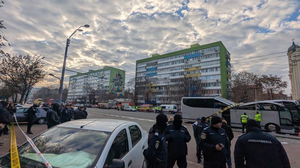 Primele imagini cu accidentul grav de la intrarea în Pasajul Unirii. Un autocar plin cu pasageri a fost strivit sub limitatorul de înălțime 807309