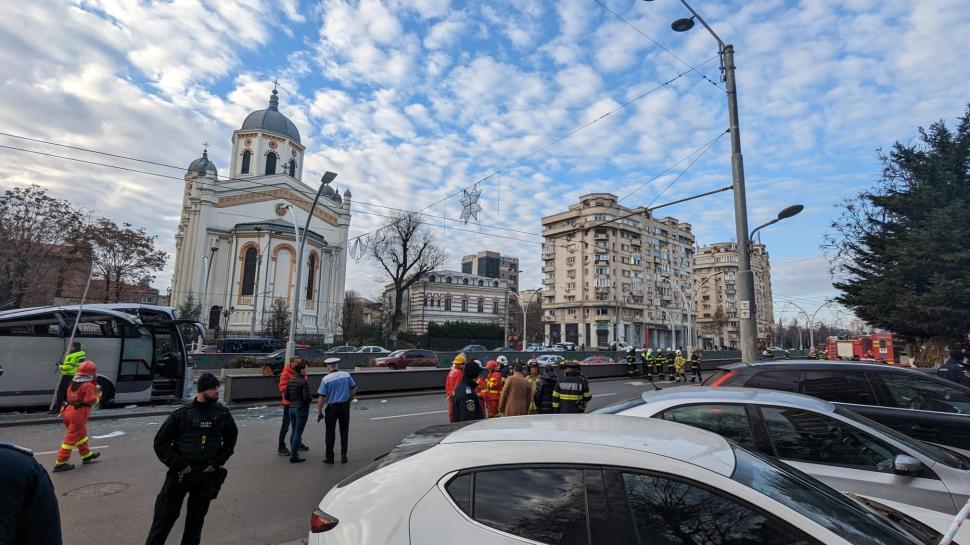 Primele imagini cu accidentul grav de la intrarea în Pasajul Unirii. Un autocar plin cu pasageri a fost strivit sub limitatorul de înălțime 807310