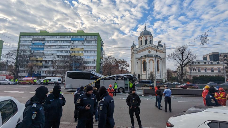 Primele imagini cu accidentul grav de la intrarea în Pasajul Unirii. Un autocar plin cu pasageri a fost strivit sub limitatorul de înălțime 807311