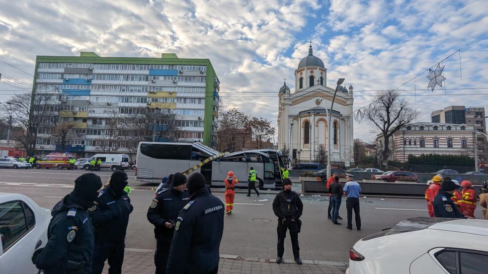 Primele imagini cu accidentul grav de la intrarea în Pasajul Unirii. Un autocar plin cu pasageri a fost strivit sub limitatorul de înălțime 807312