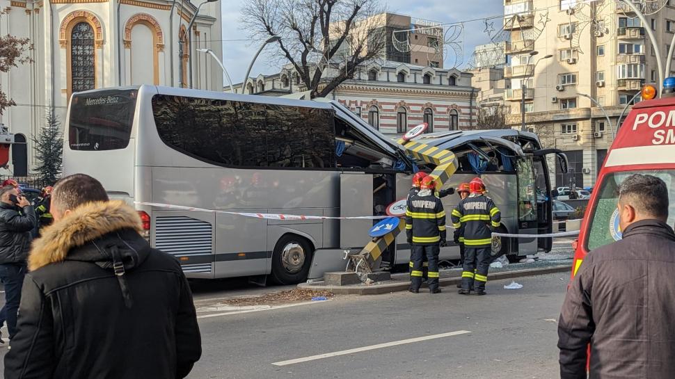 Primele imagini cu accidentul grav de la intrarea în Pasajul Unirii. Un autocar plin cu pasageri a fost strivit sub limitatorul de înălțime 807314