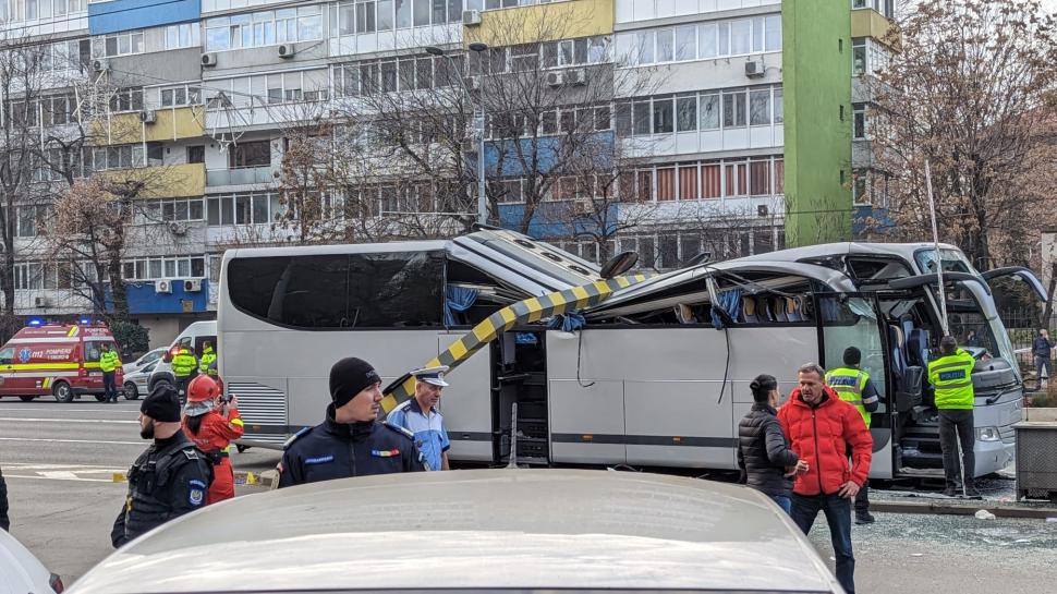 Primele imagini cu accidentul grav de la intrarea în Pasajul Unirii. Un autocar plin cu pasageri a fost strivit sub limitatorul de înălțime 807315
