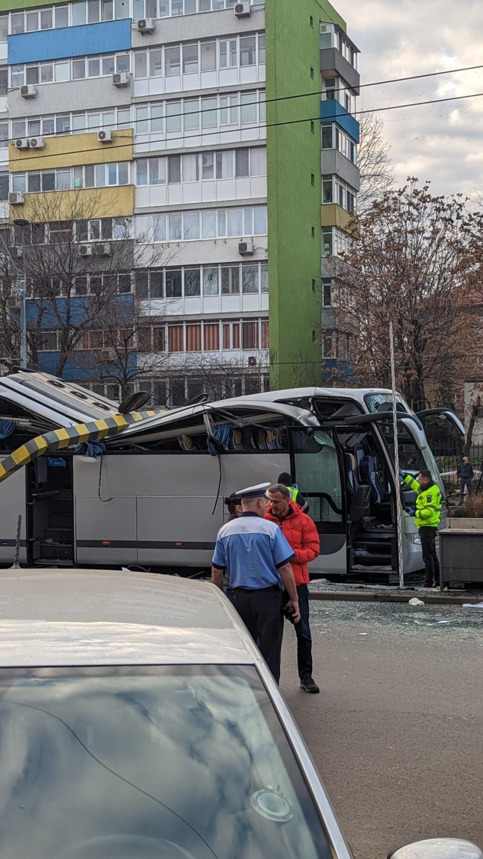 Primele imagini cu accidentul grav de la intrarea în Pasajul Unirii. Un autocar plin cu pasageri a fost strivit sub limitatorul de înălțime 807316