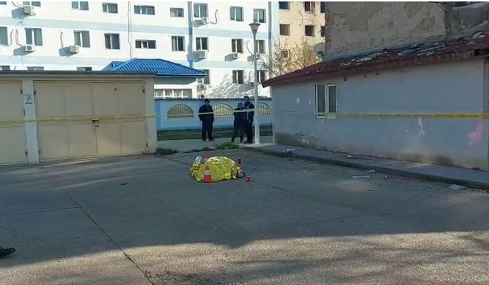 Un tânăr de 19 ani a căzut de la etaj, de pe casa scării. Băiatul era în depresie după ce îi murise mama, în Drobeta-Turnu Severin 807260