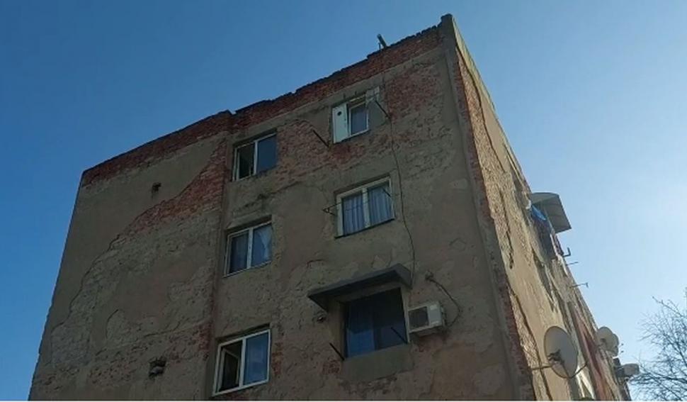 Un tânăr de 19 ani a căzut de la etaj, de pe casa scării. Băiatul era în depresie după ce îi murise mama, în Drobeta-Turnu Severin 807265