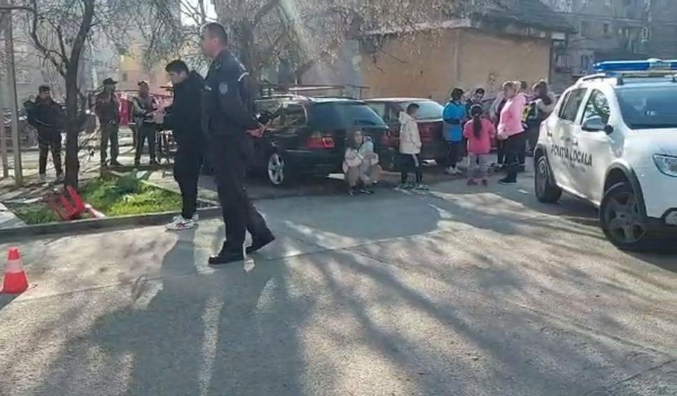 Un tânăr de 19 ani a căzut de la etaj, de pe casa scării. Băiatul era în depresie după ce îi murise mama, în Drobeta-Turnu Severin 807266