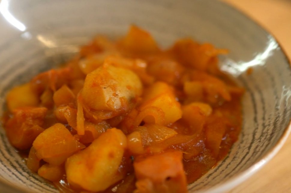 Mâncare de cartofi cu ciolan, reţeta lui Vali Vijelie, în ultima ediţie din acest an "Gătit la costum"