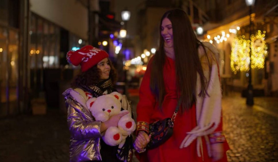 Fetița Paulei Seling apare alături de mama sa în videoclipul unui colind, lansat în Ajunul Crăciunului