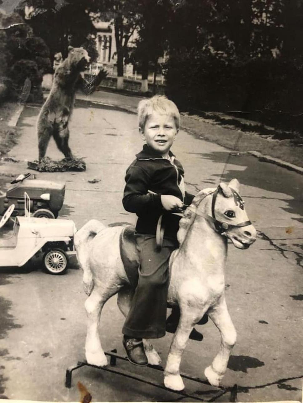 Recunoşti băieţelul din imagine? Azi e un bărbat celebru, actor şi prezentator TV român 807538