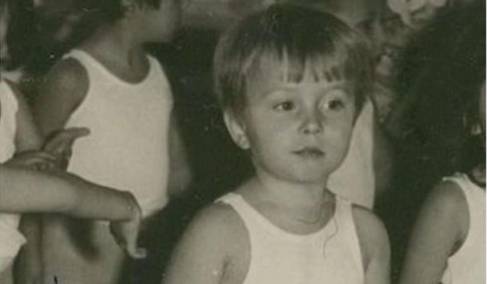 Recunoşti băieţelul din imagine? Azi e un bărbat celebru, actor şi prezentator TV român 807539